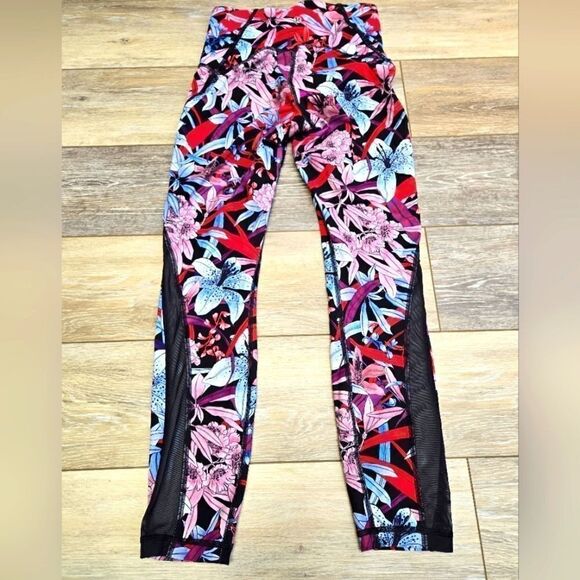 Lululemon Lululemon Wunder Under Crop (Hi-Rise)  Luxtreme size 4 - Picture 2 of 9